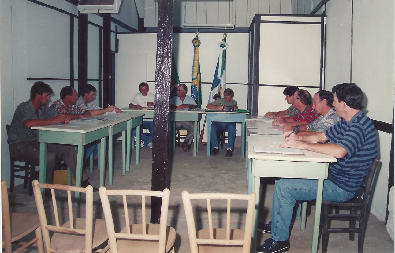 Foto da 1ª Sede do Poder Legislativo – Móveis (mesas e cadeiras) eram emprestados de bar